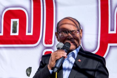17 décembre 2014 : Le Président tunisien sortant, Moncef Marzouki, a organisé un meeting de campagne pour sa réélection à Sidi Bouzid, où a débuté la révolution après l’immolation de Mohamed Bouazizi, il y a quatre ans.Moncef Marzouki a rassemblé près d’un millier de personnes dans le stade de la ville. « Sidi Bouzid est devenu un emblème mondial. Plus que toute autre, cette ville a le devoir de protéger la révolution », lance-t-il. Selon lui, « l’équilibre des pouvoirs est essentiel pour garantir le non retour de la dictature et pour renforcer les fondements de la démocratie naissante ».