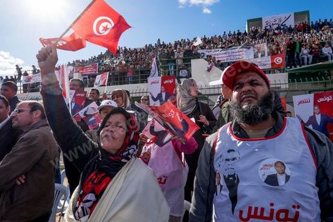 17 décembre 2014 : Le Président tunisien sortant, Moncef Marzouki, a organisé un meeting de campagne pour sa réélection à Sidi Bouzid, où a débuté la révolution après l’immolation de Mohamed Bouazizi, il y a quatre ans.Moncef Marzouki a rassemblé près d’un millier de personnes dans le stade de la ville. « Sidi Bouzid est devenu un emblème mondial. Plus que toute autre, cette ville a le devoir de protéger la révolution », lance-t-il. Selon lui, « l’équilibre des pouvoirs est essentiel pour garantir le non retour de la dictature et pour renforcer les fondements de la démocratie naissante ».