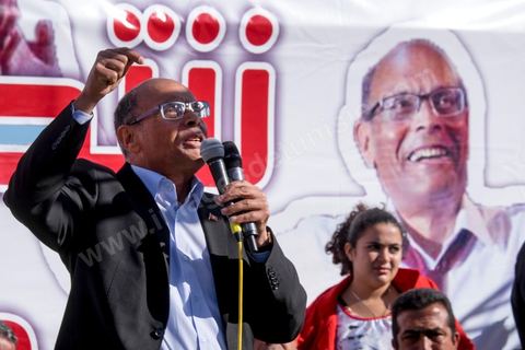 17 décembre 2014 : Le Président tunisien sortant, Moncef Marzouki, a organisé un meeting de campagne pour sa réélection à Sidi Bouzid, où a débuté la révolution après l’immolation de Mohamed Bouazizi, il y a quatre ans.Moncef Marzouki a rassemblé près d’un millier de personnes dans le stade de la ville. « Sidi Bouzid est devenu un emblème mondial. Plus que toute autre, cette ville a le devoir de protéger la révolution », lance-t-il. Selon lui, « l’équilibre des pouvoirs est essentiel pour garantir le non retour de la dictature et pour renforcer les fondements de la démocratie naissante ».