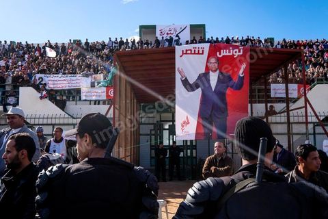 17 décembre 2014 : Le Président tunisien sortant, Moncef Marzouki, a organisé un meeting de campagne pour sa réélection à Sidi Bouzid, où a débuté la révolution après l’immolation de Mohamed Bouazizi, il y a quatre ans.Moncef Marzouki a rassemblé près d’un millier de personnes dans le stade de la ville. « Sidi Bouzid est devenu un emblème mondial. Plus que toute autre, cette ville a le devoir de protéger la révolution », lance-t-il. Selon lui, « l’équilibre des pouvoirs est essentiel pour garantir le non retour de la dictature et pour renforcer les fondements de la démocratie naissante ».