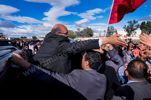 17 décembre 2014 : Le Président tunisien sortant, Moncef Marzouki, a organisé un meeting de campagne pour sa réélection à Sidi Bouzid, où a débuté la révolution après l’immolation de Mohamed Bouazizi, il y a quatre ans.Moncef Marzouki a rassemblé près d’un millier de personnes dans le stade de la ville. « Sidi Bouzid est devenu un emblème mondial. Plus que toute autre, cette ville a le devoir de protéger la révolution », lance-t-il. Selon lui, « l’équilibre des pouvoirs est essentiel pour garantir le non retour de la dictature et pour renforcer les fondements de la démocratie naissante ».