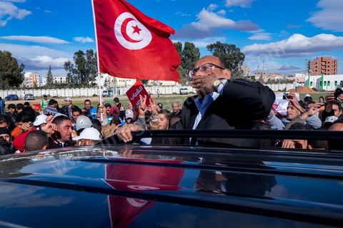 17 décembre 2014 : Le Président tunisien sortant, Moncef Marzouki, a organisé un meeting de campagne pour sa réélection à Sidi Bouzid, où a débuté la révolution après l’immolation de Mohamed Bouazizi, il y a quatre ans.Moncef Marzouki a rassemblé près d’un millier de personnes dans le stade de la ville. « Sidi Bouzid est devenu un emblème mondial. Plus que toute autre, cette ville a le devoir de protéger la révolution », lance-t-il. Selon lui, « l’équilibre des pouvoirs est essentiel pour garantir le non retour de la dictature et pour renforcer les fondements de la démocratie naissante ».