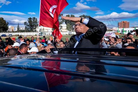 17 décembre 2014 : Le Président tunisien sortant, Moncef Marzouki, a organisé un meeting de campagne pour sa réélection à Sidi Bouzid, où a débuté la révolution après l’immolation de Mohamed Bouazizi, il y a quatre ans.Moncef Marzouki a rassemblé près d’un millier de personnes dans le stade de la ville. « Sidi Bouzid est devenu un emblème mondial. Plus que toute autre, cette ville a le devoir de protéger la révolution », lance-t-il. Selon lui, « l’équilibre des pouvoirs est essentiel pour garantir le non retour de la dictature et pour renforcer les fondements de la démocratie naissante ».