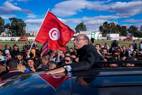 17 décembre 2014 : Le Président tunisien sortant, Moncef Marzouki, a organisé un meeting de campagne pour sa réélection à Sidi Bouzid, où a débuté la révolution après l’immolation de Mohamed Bouazizi, il y a quatre ans.Moncef Marzouki a rassemblé près d’un millier de personnes dans le stade de la ville. « Sidi Bouzid est devenu un emblème mondial. Plus que toute autre, cette ville a le devoir de protéger la révolution », lance-t-il. Selon lui, « l’équilibre des pouvoirs est essentiel pour garantir le non retour de la dictature et pour renforcer les fondements de la démocratie naissante ».