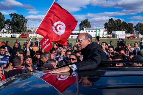 17 décembre 2014 : Le Président tunisien sortant, Moncef Marzouki, a organisé un meeting de campagne pour sa réélection à Sidi Bouzid, où a débuté la révolution après l’immolation de Mohamed Bouazizi, il y a quatre ans.Moncef Marzouki a rassemblé près d’un millier de personnes dans le stade de la ville. « Sidi Bouzid est devenu un emblème mondial. Plus que toute autre, cette ville a le devoir de protéger la révolution », lance-t-il. Selon lui, « l’équilibre des pouvoirs est essentiel pour garantir le non retour de la dictature et pour renforcer les fondements de la démocratie naissante ».