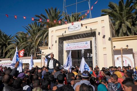 17 décembre 2014 : Son visage est dessiné sur les murs, sur les banderoles. Lui est enterré non loin de la ville. Ce 17 décembre, Sidi Bouzid, ville du centre de la Tunisie, commémore le geste désespéré de Mohamed Bouazizi, jeune vendeur ambulant excédé par le chômage et la corruption, qui s’est immolé fin 2010, précipitant le début de la révolution tunisienne et des « printemps arabes ». Quatre ans plus tard, les manifestants ne sont pourtant pas très nombreux devant le gouvernorat. « Bientôt quatre ans et on n’a rien vu changer », soupire un père de famille.