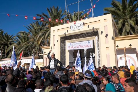 17 décembre 2014 : Son visage est dessiné sur les murs, sur les banderoles. Lui est enterré non loin de la ville. Ce 17 décembre, Sidi Bouzid, ville du centre de la Tunisie, commémore le geste désespéré de Mohamed Bouazizi, jeune vendeur ambulant excédé par le chômage et la corruption, qui s’est immolé fin 2010, précipitant le début de la révolution tunisienne et des « printemps arabes ». Quatre ans plus tard, les manifestants ne sont pourtant pas très nombreux devant le gouvernorat. « Bientôt quatre ans et on n’a rien vu changer », soupire un père de famille.