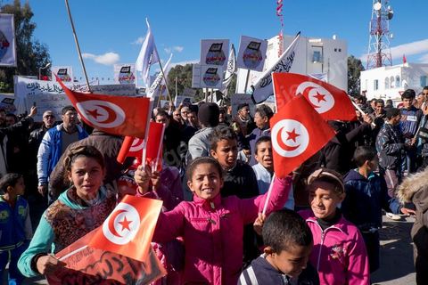 17 décembre 2014 : Son visage est dessiné sur les murs, sur les banderoles. Lui est enterré non loin de la ville. Ce 17 décembre, Sidi Bouzid, ville du centre de la Tunisie, commémore le geste désespéré de Mohamed Bouazizi, jeune vendeur ambulant excédé par le chômage et la corruption, qui s’est immolé fin 2010, précipitant le début de la révolution tunisienne et des « printemps arabes ». Quatre ans plus tard, les manifestants ne sont pourtant pas très nombreux devant le gouvernorat. « Bientôt quatre ans et on n’a rien vu changer », soupire un père de famille.