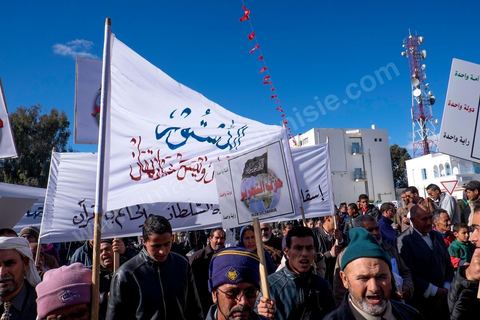17 décembre 2014 : Son visage est dessiné sur les murs, sur les banderoles. Lui est enterré non loin de la ville. Ce 17 décembre, Sidi Bouzid, ville du centre de la Tunisie, commémore le geste désespéré de Mohamed Bouazizi, jeune vendeur ambulant excédé par le chômage et la corruption, qui s’est immolé fin 2010, précipitant le début de la révolution tunisienne et des « printemps arabes ». Quatre ans plus tard, les manifestants ne sont pourtant pas très nombreux devant le gouvernorat. « Bientôt quatre ans et on n’a rien vu changer », soupire un père de famille.
