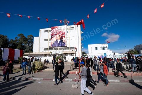 17 décembre 2014 : Son visage est dessiné sur les murs, sur les banderoles. Lui est enterré non loin de la ville. Ce 17 décembre, Sidi Bouzid, ville du centre de la Tunisie, commémore le geste désespéré de Mohamed Bouazizi, jeune vendeur ambulant excédé par le chômage et la corruption, qui s’est immolé fin 2010, précipitant le début de la révolution tunisienne et des « printemps arabes ». Quatre ans plus tard, les manifestants ne sont pourtant pas très nombreux devant le gouvernorat. « Bientôt quatre ans et on n’a rien vu changer », soupire un père de famille.