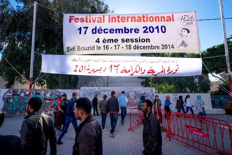 17 décembre 2014 : Son visage est dessiné sur les murs, sur les banderoles. Lui est enterré non loin de la ville. Ce 17 décembre, Sidi Bouzid, ville du centre de la Tunisie, commémore le geste désespéré de Mohamed Bouazizi, jeune vendeur ambulant excédé par le chômage et la corruption, qui s’est immolé fin 2010, précipitant le début de la révolution tunisienne et des « printemps arabes ». Quatre ans plus tard, les manifestants ne sont pourtant pas très nombreux devant le gouvernorat. « Bientôt quatre ans et on n’a rien vu changer », soupire un père de famille.