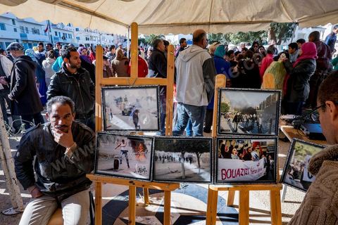 17 décembre 2014 : Son visage est dessiné sur les murs, sur les banderoles. Lui est enterré non loin de la ville. Ce 17 décembre, Sidi Bouzid, ville du centre de la Tunisie, commémore le geste désespéré de Mohamed Bouazizi, jeune vendeur ambulant excédé par le chômage et la corruption, qui s’est immolé fin 2010, précipitant le début de la révolution tunisienne et des « printemps arabes ». Quatre ans plus tard, les manifestants ne sont pourtant pas très nombreux devant le gouvernorat. « Bientôt quatre ans et on n’a rien vu changer », soupire un père de famille.