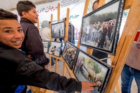 17 décembre 2014 : Son visage est dessiné sur les murs, sur les banderoles. Lui est enterré non loin de la ville. Ce 17 décembre, Sidi Bouzid, ville du centre de la Tunisie, commémore le geste désespéré de Mohamed Bouazizi, jeune vendeur ambulant excédé par le chômage et la corruption, qui s’est immolé fin 2010, précipitant le début de la révolution tunisienne et des « printemps arabes ». Quatre ans plus tard, les manifestants ne sont pourtant pas très nombreux devant le gouvernorat. « Bientôt quatre ans et on n’a rien vu changer », soupire un père de famille.