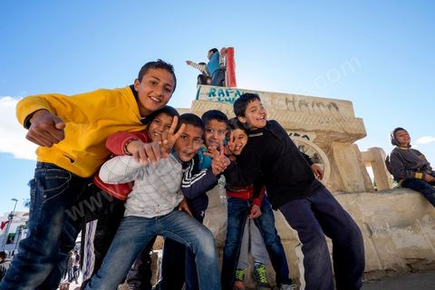 17 décembre 2014 : Son visage est dessiné sur les murs, sur les banderoles. Lui est enterré non loin de la ville. Ce 17 décembre, Sidi Bouzid, ville du centre de la Tunisie, commémore le geste désespéré de Mohamed Bouazizi, jeune vendeur ambulant excédé par le chômage et la corruption, qui s’est immolé fin 2010, précipitant le début de la révolution tunisienne et des « printemps arabes ». Quatre ans plus tard, les manifestants ne sont pourtant pas très nombreux devant le gouvernorat. « Bientôt quatre ans et on n’a rien vu changer », soupire un père de famille.