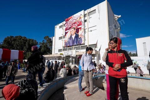 17 décembre 2014 : Son visage est dessiné sur les murs, sur les banderoles. Lui est enterré non loin de la ville. Ce 17 décembre, Sidi Bouzid, ville du centre de la Tunisie, commémore le geste désespéré de Mohamed Bouazizi, jeune vendeur ambulant excédé par le chômage et la corruption, qui s’est immolé fin 2010, précipitant le début de la révolution tunisienne et des « printemps arabes ». Quatre ans plus tard, les manifestants ne sont pourtant pas très nombreux devant le gouvernorat. « Bientôt quatre ans et on n’a rien vu changer », soupire un père de famille.