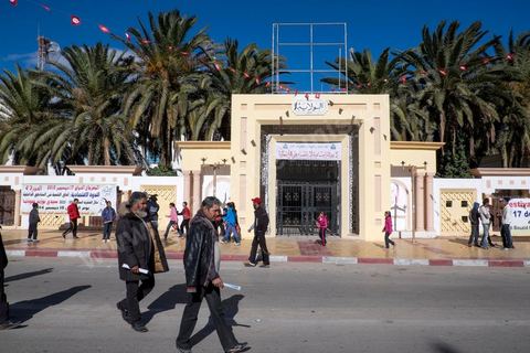 17 décembre 2014 : Son visage est dessiné sur les murs, sur les banderoles. Lui est enterré non loin de la ville. Ce 17 décembre, Sidi Bouzid, ville du centre de la Tunisie, commémore le geste désespéré de Mohamed Bouazizi, jeune vendeur ambulant excédé par le chômage et la corruption, qui s’est immolé fin 2010, précipitant le début de la révolution tunisienne et des « printemps arabes ». Quatre ans plus tard, les manifestants ne sont pourtant pas très nombreux devant le gouvernorat. « Bientôt quatre ans et on n’a rien vu changer », soupire un père de famille.