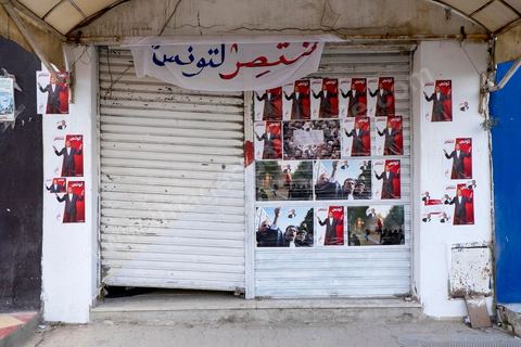 17 décembre 2014 : Son visage est dessiné sur les murs, sur les banderoles. Lui est enterré non loin de la ville. Ce 17 décembre, Sidi Bouzid, ville du centre de la Tunisie, commémore le geste désespéré de Mohamed Bouazizi, jeune vendeur ambulant excédé par le chômage et la corruption, qui s’est immolé fin 2010, précipitant le début de la révolution tunisienne et des « printemps arabes ». Quatre ans plus tard, les manifestants ne sont pourtant pas très nombreux devant le gouvernorat. « Bientôt quatre ans et on n’a rien vu changer », soupire un père de famille.