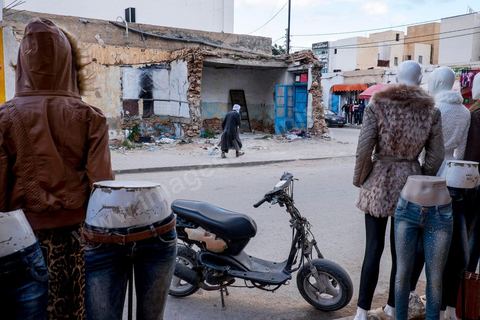 17 décembre 2014 : Son visage est dessiné sur les murs, sur les banderoles. Lui est enterré non loin de la ville. Ce 17 décembre, Sidi Bouzid, ville du centre de la Tunisie, commémore le geste désespéré de Mohamed Bouazizi, jeune vendeur ambulant excédé par le chômage et la corruption, qui s’est immolé fin 2010, précipitant le début de la révolution tunisienne et des « printemps arabes ». Quatre ans plus tard, les manifestants ne sont pourtant pas très nombreux devant le gouvernorat. « Bientôt quatre ans et on n’a rien vu changer », soupire un père de famille.