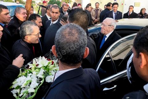 21 décembre 2014 : après une nuit de tensions et rumeurs sécuritaires, Béji Caid Essebsi arrive sous très haute sécurité dans son bureau de vote de la Soukra, banlieue nord de Tunis. Jour de vote pour le second tour des élections présidentielles opposant Beji Caid Essebsi, favori,  au président sortant Moncef Marzouki.