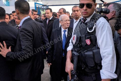 21 décembre 2014 : après une nuit de tensions et rumeurs sécuritaires, Béji Caid Essebsi arrive sous très haute sécurité dans son bureau de vote de la Soukra, banlieue nord de Tunis. Jour de vote pour le second tour des élections présidentielles opposant Beji Caid Essebsi, favori,  au président sortant Moncef Marzouki.
