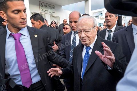 21 décembre 2014 : après une nuit de tensions et rumeurs sécuritaires, Béji Caid Essebsi arrive sous très haute sécurité dans son bureau de vote de la Soukra, banlieue nord de Tunis. Jour de vote pour le second tour des élections présidentielles opposant Beji Caid Essebsi, favori,  au président sortant Moncef Marzouki.