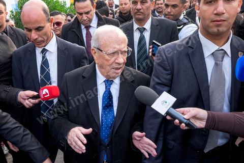 21 décembre 2014 : après une nuit de tensions et rumeurs sécuritaires, Béji Caid Essebsi arrive sous très haute sécurité dans son bureau de vote de la Soukra, banlieue nord de Tunis. Jour de vote pour le second tour des élections présidentielles opposant Beji Caid Essebsi, favori,  au président sortant Moncef Marzouki.