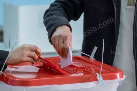 21 décembre 2014 : jour de vote pour le second tour des élections présidentielles opposant Beji Caid Essebsi, favori,  au président sortant Moncef Marzouki.