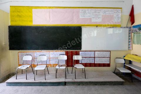 21 décembre 2014 : dans plusieurs bureaux de vote de campagne, les observateurs sont absents. jour de vote pour le second tour des élections présidentielles opposant Beji Caid Essebsi, favori,  au président sortant Moncef Marzouki.