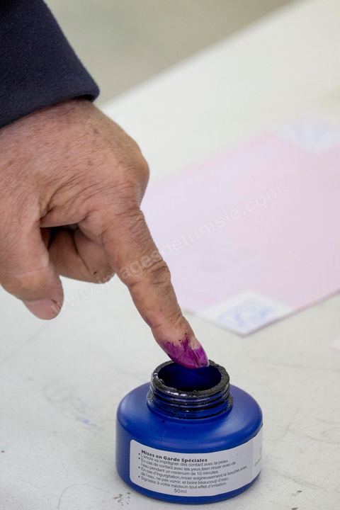 21 décembre 2014 : jour de vote pour le second tour des élections présidentielles opposant Beji Caid Essebsi, favori,  au président sortant Moncef Marzouki.