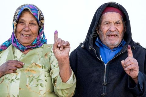 21 décembre 2014 : En campagne, les hesitations des premiers scrutins sont passé et les habitants viennent maintenant voter plus aisement. jour de vote pour le second tour des élections présidentielles opposant Beji Caid Essebsi, favori,  au président sortant Moncef Marzouki.