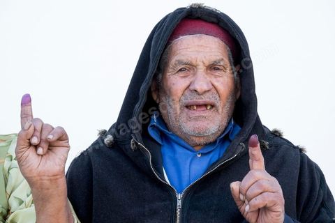 21 décembre 2014 : En campagne, les hesitations des premiers scrutins sont passé et les habitants viennent maintenant voter plus aisement. jour de vote pour le second tour des élections présidentielles opposant Beji Caid Essebsi, favori,  au président sortant Moncef Marzouki.
