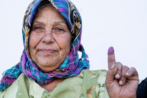 21 décembre 2014 : En campagne, les hesitations des premiers scrutins sont passé et les habitants viennent maintenant voter plus aisement. jour de vote pour le second tour des élections présidentielles opposant Beji Caid Essebsi, favori,  au président sortant Moncef Marzouki.