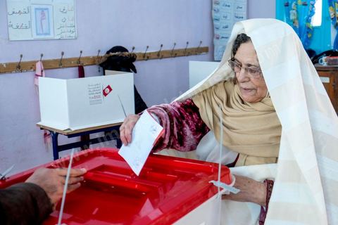 21 décembre 2014 : jour de vote pour le second tour des élections présidentielles opposant Beji Caid Essebsi, favori,  au président sortant Moncef Marzouki.