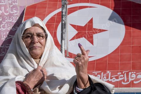 21 décembre 2014 : jour de vote pour le second tour des élections présidentielles opposant Beji Caid Essebsi, favori,  au président sortant Moncef Marzouki.