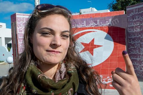 21 décembre 2014 : la jeunesse reste très impliquée dans le scrutin. jour de vote pour le second tour des élections présidentielles opposant Beji Caid Essebsi, favori,  au président sortant Moncef Marzouki.