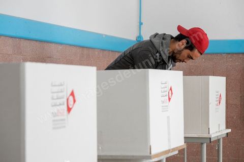 21 décembre 2014 : la jeunesse reste très impliquée dans le scrutin. jour de vote pour le second tour des élections présidentielles opposant Beji Caid Essebsi, favori,  au président sortant Moncef Marzouki.
