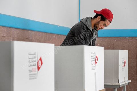 21 décembre 2014 : la jeunesse reste très impliquée dans le scrutin. jour de vote pour le second tour des élections présidentielles opposant Beji Caid Essebsi, favori,  au président sortant Moncef Marzouki.