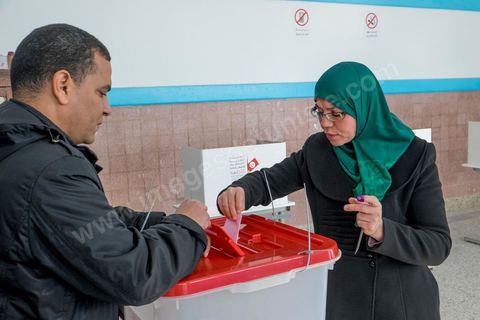 21 décembre 2014 : jour de vote pour le second tour des élections présidentielles opposant Beji Caid Essebsi, favori,  au président sortant Moncef Marzouki.