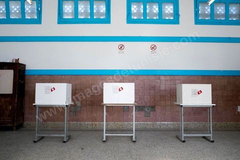21 décembre 2014 : Une matinée bien calme dans les bureaus de vote qui habituellement connaissent une affluence matinale. jour de vote pour le second tour des élections présidentielles opposant Beji Caid Essebsi, favori,  au président sortant Moncef Marzouki.