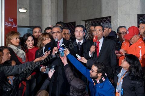 21 décembre 2014 : première déclarations de presse de Mohasen Marzouk, directeur de campagne. Dès la fin du scrutin à 18h, les rumeurs d'une large victoire de Beji Caïd Essebsi, candidat du parti Nidaa Tounes, circulent. Avec 8 à 10 points d'avance selon les sondages, Béji Caid Essebsi remporte les 1ères élections présidentielles libres en Tunisie depuis la révolution de 2011. A cette annonce les militants sont venus nombreux féter la victoire annoncée devant le QG de campagne du parti dans le quartier très huppé des Berges du Lac de Tunis.