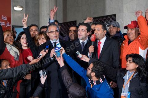 21 décembre 2014 : première déclarations de presse de Mohasen Marzouk, directeur de campagne. Dès la fin du scrutin à 18h, les rumeurs d'une large victoire de Beji Caïd Essebsi, candidat du parti Nidaa Tounes, circulent. Avec 8 à 10 points d'avance selon les sondages, Béji Caid Essebsi remporte les 1ères élections présidentielles libres en Tunisie depuis la révolution de 2011. A cette annonce les militants sont venus nombreux féter la victoire annoncée devant le QG de campagne du parti dans le quartier très huppé des Berges du Lac de Tunis.