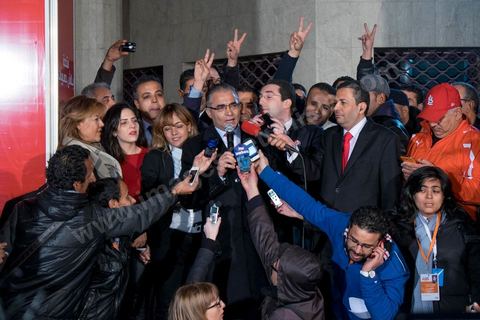 21 décembre 2014 : première déclarations de presse de Mohasen Marzouk, directeur de campagne. Dès la fin du scrutin à 18h, les rumeurs d'une large victoire de Beji Caïd Essebsi, candidat du parti Nidaa Tounes, circulent. Avec 8 à 10 points d'avance selon les sondages, Béji Caid Essebsi remporte les 1ères élections présidentielles libres en Tunisie depuis la révolution de 2011. A cette annonce les militants sont venus nombreux féter la victoire annoncée devant le QG de campagne du parti dans le quartier très huppé des Berges du Lac de Tunis.
