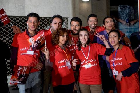 21 décembre 2014 : dès la fin du scrutin à 18h, les rumeurs d'une large victoire de Beji Caïd Essebsi, candidat du parti Nidaa Tounes, circulent. Avec 8 à 10 points d'avance selon les sondages, Béji Caid Essebsi remporte les 1ères élections présidentielles libres en Tunisie depuis la révolution de 2011. A cette annonce les militants sont venus nombreux féter la victoire annoncée devant le QG de campagne du parti dans le quartier très huppé des Berges du Lac de Tunis.