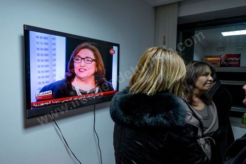 21 décembre 2014 : dès la fin du scrutin à 18h, les rumeurs d'une large victoire de Beji Caïd Essebsi, candidat du parti Nidaa Tounes, circulent. Avec 8 à 10 points d'avance selon les sondages, Béji Caid Essebsi remporte les 1ères élections présidentielles libres en Tunisie depuis la révolution de 2011. A cette annonce les militants sont venus nombreux féter la victoire annoncée devant le QG de campagne du parti dans le quartier très huppé des Berges du Lac de Tunis.