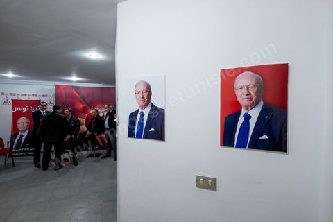 21 décembre 2014 : dès la fin du scrutin à 18h, les rumeurs d'une large victoire de Beji Caïd Essebsi, candidat du parti Nidaa Tounes, circulent. Avec 8 à 10 points d'avance selon les sondages, Béji Caid Essebsi remporte les 1ères élections présidentielles libres en Tunisie depuis la révolution de 2011. A cette annonce les militants sont venus nombreux féter la victoire annoncée devant le QG de campagne du parti dans le quartier très huppé des Berges du Lac de Tunis.