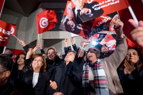 21 décembre 2014 : dès la fin du scrutin à 18h, les rumeurs d'une large victoire de Beji Caïd Essebsi, candidat du parti Nidaa Tounes, circulent. Avec 8 à 10 points d'avance selon les sondages, Béji Caid Essebsi remporte les 1ères élections présidentielles libres en Tunisie depuis la révolution de 2011. A cette annonce les militants sont venus nombreux féter la victoire annoncée devant le QG de campagne du parti dans le quartier très huppé des Berges du Lac de Tunis.
