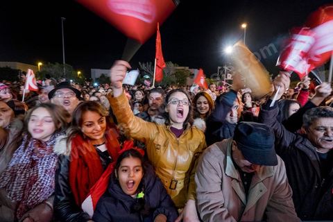 21 décembre 2014 : dès la fin du scrutin à 18h, les rumeurs d'une large victoire de Beji Caïd Essebsi, candidat du parti Nidaa Tounes, circulent. Avec 8 à 10 points d'avance selon les sondages, Béji Caid Essebsi remporte les 1ères élections présidentielles libres en Tunisie depuis la révolution de 2011. A cette annonce les militants sont venus nombreux féter la victoire annoncée devant le QG de campagne du parti dans le quartier très huppé des Berges du Lac de Tunis.