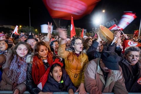 21 décembre 2014 : dès la fin du scrutin à 18h, les rumeurs d'une large victoire de Beji Caïd Essebsi, candidat du parti Nidaa Tounes, circulent. Avec 8 à 10 points d'avance selon les sondages, Béji Caid Essebsi remporte les 1ères élections présidentielles libres en Tunisie depuis la révolution de 2011. A cette annonce les militants sont venus nombreux féter la victoire annoncée devant le QG de campagne du parti dans le quartier très huppé des Berges du Lac de Tunis.