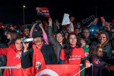 21 décembre 2014 : dès la fin du scrutin à 18h, les rumeurs d'une large victoire de Beji Caïd Essebsi, candidat du parti Nidaa Tounes, circulent. Avec 8 à 10 points d'avance selon les sondages, Béji Caid Essebsi remporte les 1ères élections présidentielles libres en Tunisie depuis la révolution de 2011. A cette annonce les militants sont venus nombreux féter la victoire annoncée devant le QG de campagne du parti dans le quartier très huppé des Berges du Lac de Tunis.