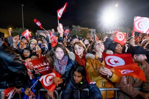 21 décembre 2014 : dès la fin du scrutin à 18h, les rumeurs d'une large victoire de Beji Caïd Essebsi, candidat du parti Nidaa Tounes, circulent. Avec 8 à 10 points d'avance selon les sondages, Béji Caid Essebsi remporte les 1ères élections présidentielles libres en Tunisie depuis la révolution de 2011. A cette annonce les militants sont venus nombreux féter la victoire annoncée devant le QG de campagne du parti dans le quartier très huppé des Berges du Lac de Tunis.